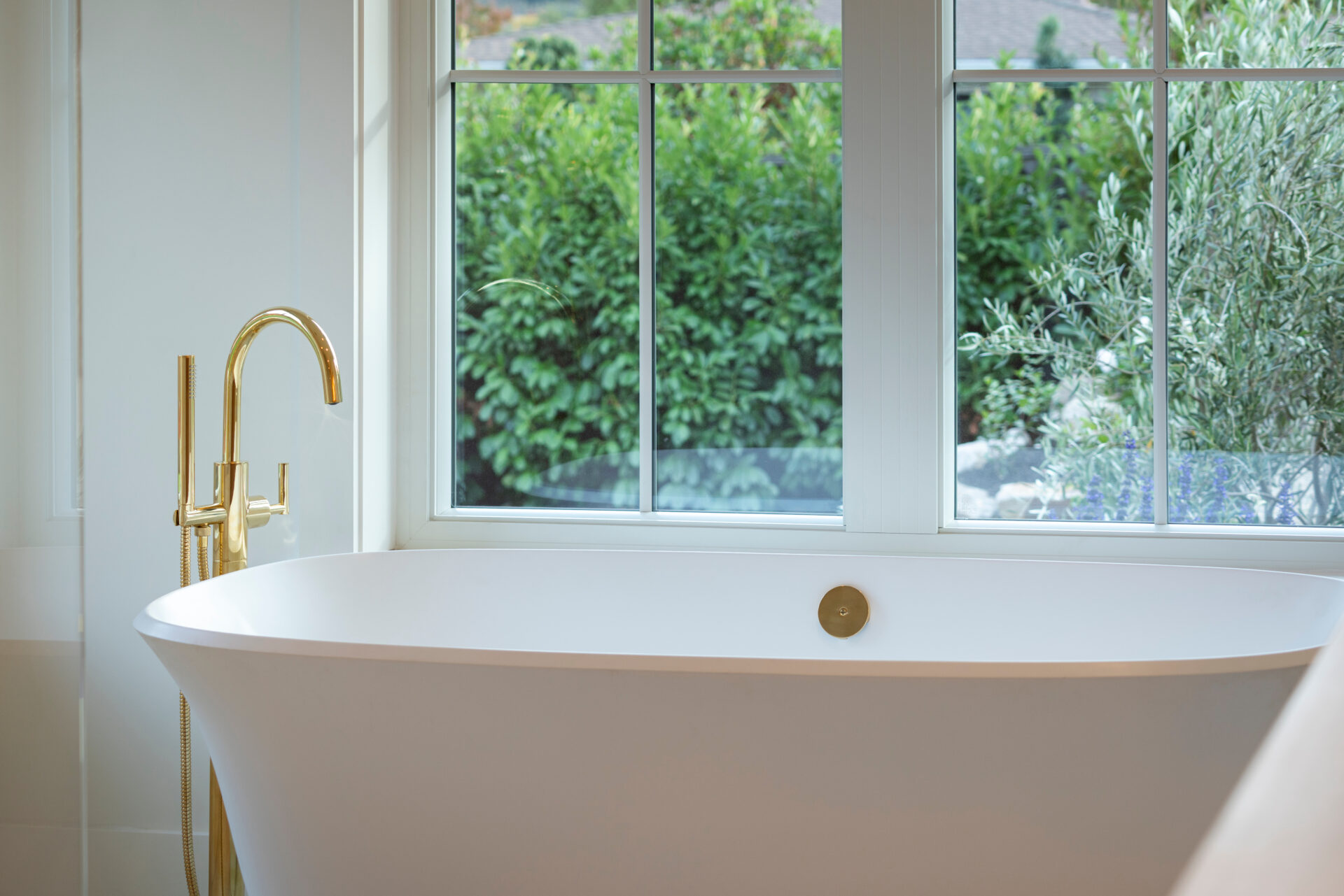 Freestanding bathtub