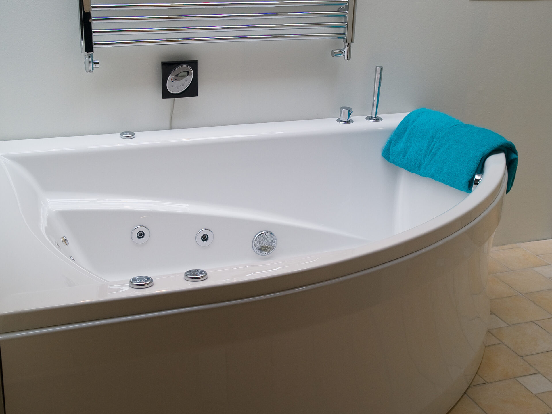 Jet or whirlpool tubs