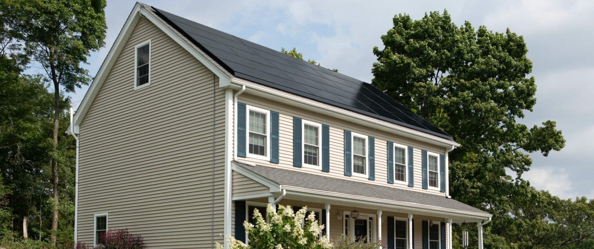 suburban houes in iowa with solar power