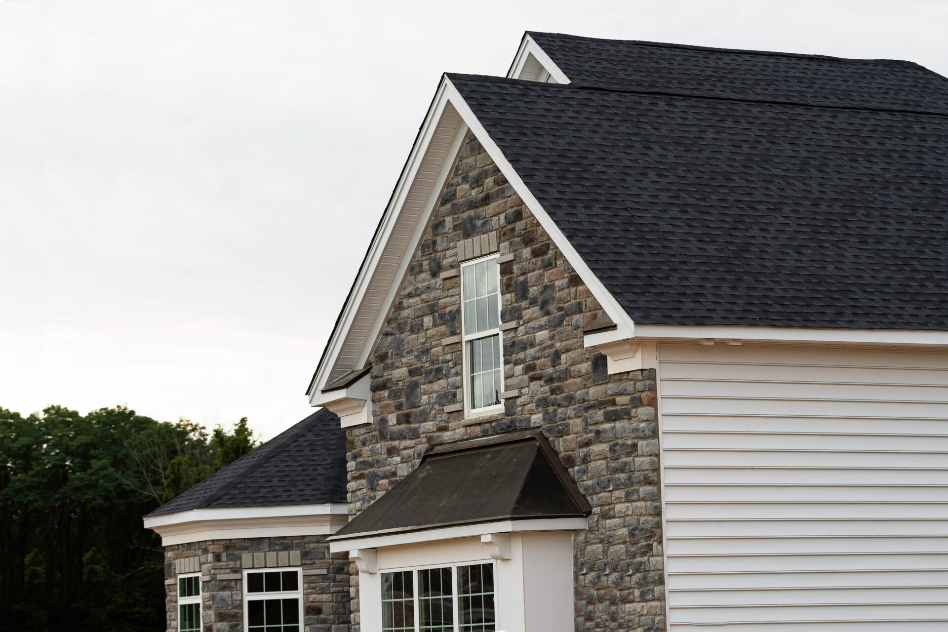 Roof with dark asphalt tiles.
